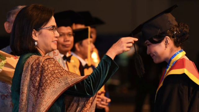 Menkeu Sri Mulyani menghadiri wisuda akbar 5.000 lulusan Politeknik Keuangan Negara Sekolah Tinggi Akuntansi Negara (PKN STAN), Kamis (18/10). (Foto: Dok. Kemenkeu RI)