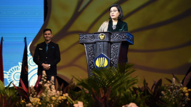 Menkeu Sri Mulyani menyampaikan sambutan pada wisuda akbar 5.000 lulusan Politeknik Keuangan Negara Sekolah Tinggi Akuntansi Negara (PKN STAN). (Foto: Dok. Kemenkeu RI)