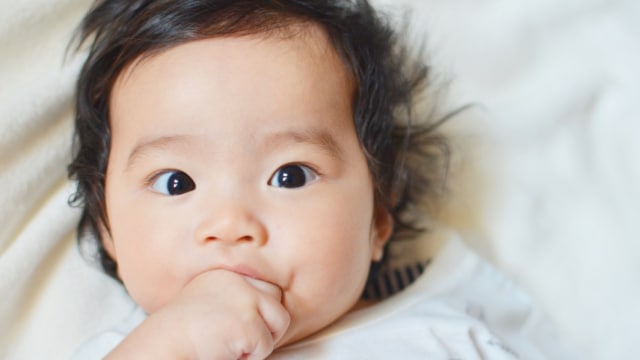 Biarkan bayi mengisap jari atau jempolnya Foto: Shutterstock