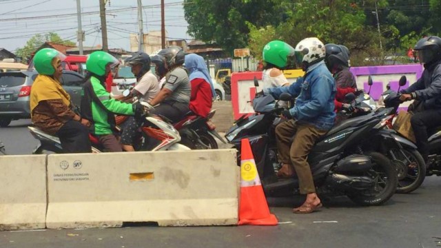 Potret pengendara sepeda motor yang melawan arus di perempatan Pasar Minggu (Foto: Rizki Baiquni/kumparan)