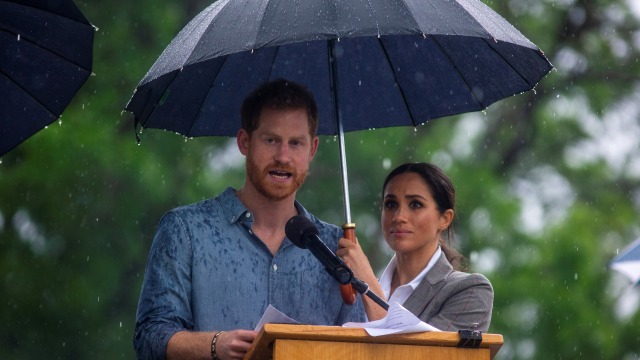 Meghan Markle dan Pangeran Harry di Dubbo, New South Wales, Australia.
 (Foto: Ian Vogler/Pool via REUTERS)