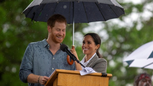 Meghan Markle dan Pangeran Harry di Dubbo, New South Wales, Australia.
 (Foto: Ian Vogler/Pool via REUTERS)