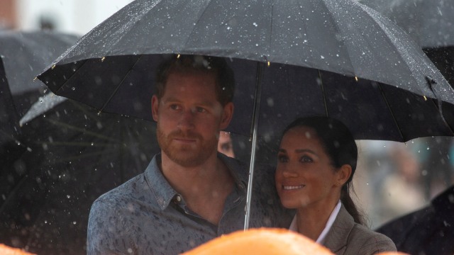 Meghan Markle dan Pangeran Harry di Dubbo, New South Wales, Australia.
 (Foto: Ian Vogler/Pool via REUTERS)