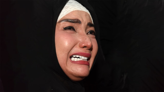 Aktris Roro Fitria menangis saat menjawab pertanyaan awak media disela skors sidang perkara penyalahgunaan narkoba. Foto: ANTARA FOTO/Indrianto Eko Suwarso