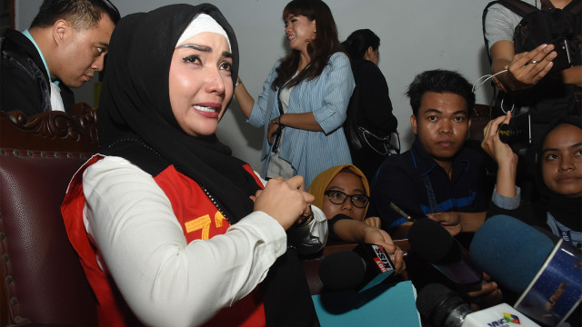Aktris Roro Fitria (tengah) menangis saat menjawab pertanyaan awak media disela skors sidang perkara penyalahgunaan narkoba. Foto: ANTARA FOTO/Indrianto Eko Suwarso