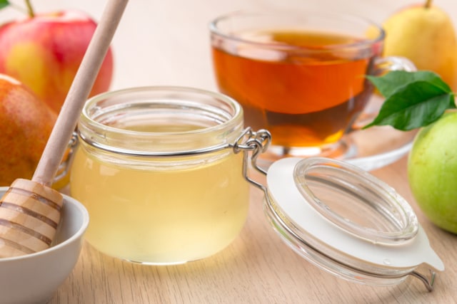 Potongan Apel dalam Rendaman Air Madu (Foto: FabrikaSimf/Shutterstock)