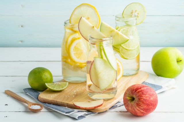 Potongan Apel di dalam Air Garam (Foto: Amornchaijj/Shutterstock)