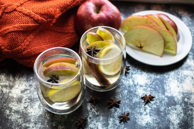 Potongan Apel di dalam Air Lemon Foto: Iryna Pohrebna/Shutterstock