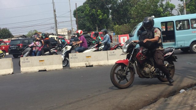 Potret pengendara sepeda motor yang melawan arus di perempatan Pasar Minggu (Foto: Rizki Baiquni/kumparan)