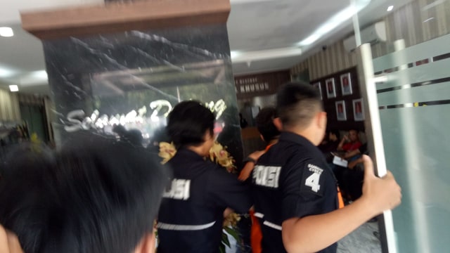 Augie Fantinus berlari hindari kejaran wartawan (Foto: Aria Pradana/kumparan)