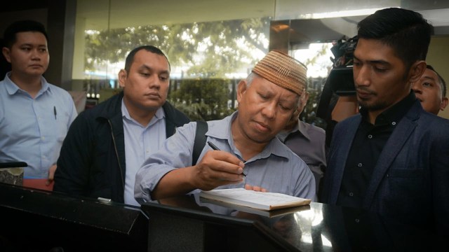 Advokat Dahlan Pido dan M. Taufiqurrahman yang bertindak sebagai masyarakat menunjukkan barang bukti saat melapor ke Bawaslu terkait dugaan keberpihakan Luhut Binsar Panjaitan dan Sri Mulyani. (Foto: Jamal Ramadhan/kumparan)
