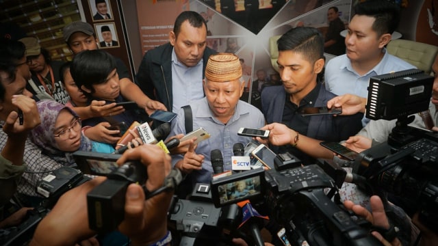 Advokat Dahlan Pido dan M. Taufiqurrahman yang bertindak sebagai masyarakat menunjukkan barang bukti saat melapor ke Bawaslu terkait dugaan keberpihakan Luhut Binsar Panjaitan dan Sri Mulyani. (Foto: Jamal Ramadhan/kumparan)