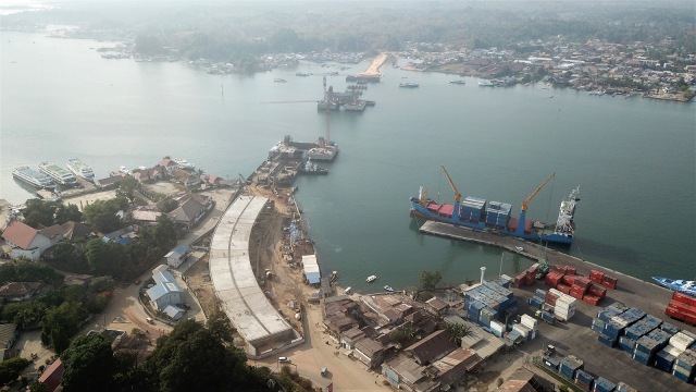 Suasana proyek pembangunan jembatan Teluk Kendari yang merupakan jembatan terpanjang ke-3 di Indonesia, Kendari, Sulawesi Tenggara. (Foto: ANTARA FOTO/Jojon)