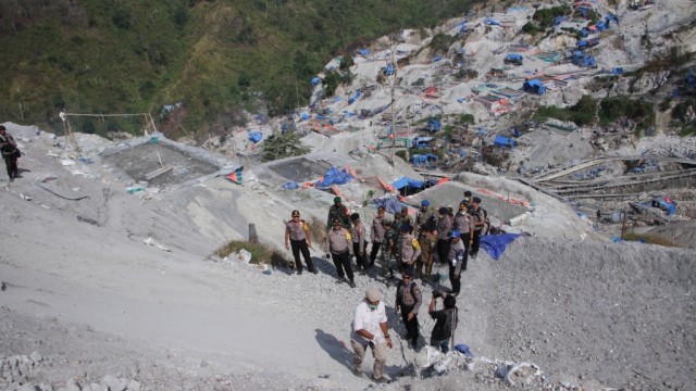 Operasi polisi di Gunung Botak Buru, lokasi ini dijadikan penambangan emas ilegal yang mencemarkan lingkungan. (Foto: Dok. Bareskrim)