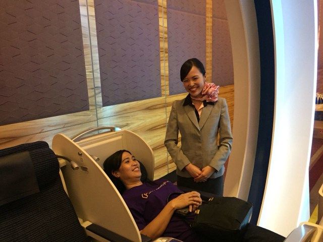 Ilustrasi Penumpang Mencoba Cradle Seat Maskapai ANA (Foto: Bella Cynthia / kumparan)