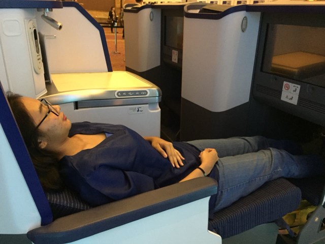 Ilustrasi Penumpang di Staggered Seat Maskapai ANA (Foto: Bella Cynthia / kumparan)