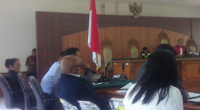Ruang Sidang Dipenuhi Massa FPI, Sukmawati Keluar lewat Pintu Hakim