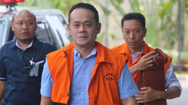 Narapidana LP Sukamiskin Fahmi Darmawansyah (tengah) bersiap menjalani pemeriksaan di gedung KPK Jakarta. (Foto: ANTARA FOTO/Reno Esnir)