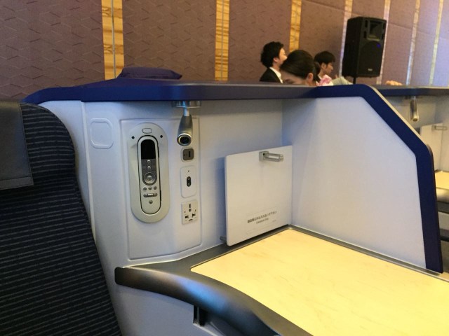 Beberapa Fasilitas di Staggered Seat Maskapai ANA (Foto: Bella Cynthia / kumparan)