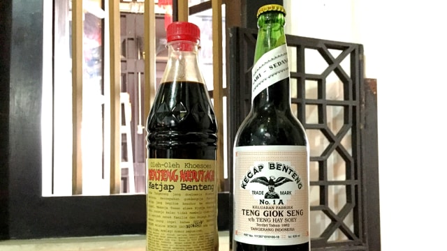 Kecap SH (sticker kuning) dan Tien Gok (sticker putih), di Museum Benteng, Tangerang. (Foto: Azalia Amadea/kumparan)