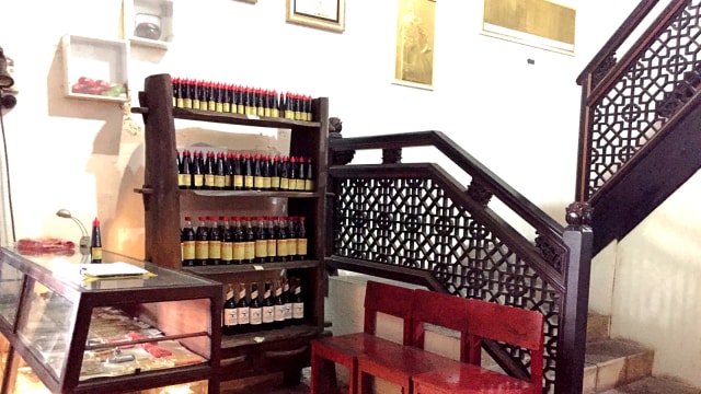 Kecap SH (sticker kuning) dan kecap Tien Gok (sticker putih), di Museum Benteng, Tangerang. (Foto: Azalia Amadea/kumparan)