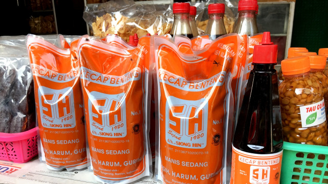 Kecap SH (sticker kuning) di salah satu warung pedagang Pasar Lama, Tangerang. (Foto: Azalia Amadea/kumparan)