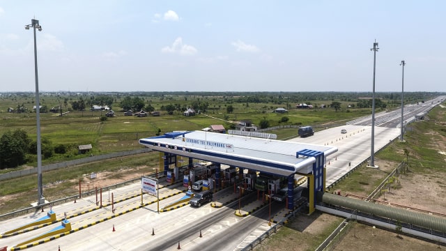 Sejumlah kendaraan melintas di tol trans Sumatera ruas Palembang-Indralaya (Palindra) di Desa Ibul Besar III, Pemulutan, Ogan Ilir (OI), Sumatera Selatan. Foto: ANTARA FOTO/Nova Wahyudi