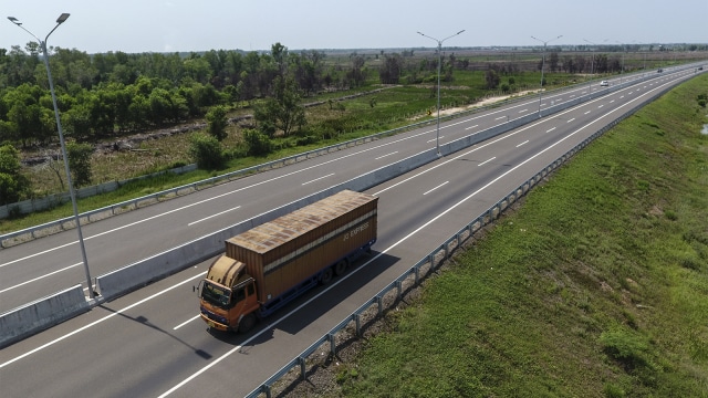 Sejumlah kendaraan melintas di tol trans Sumatera ruas Palembang-Indralaya (Palindra) di Desa Ibul Besar III, Pemulutan, Ogan Ilir (OI), Sumatera Selatan. Foto: ANTARA FOTO/Nova Wahyudi