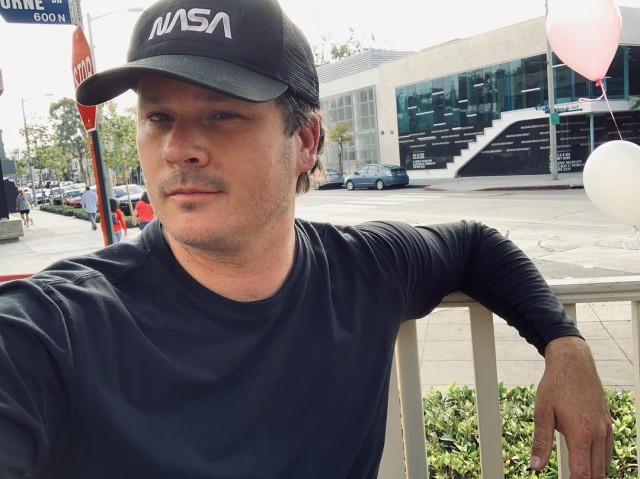 Tom DeLonge kini sibuk mempelajari alien (Foto: Instagram @tomdelonge)