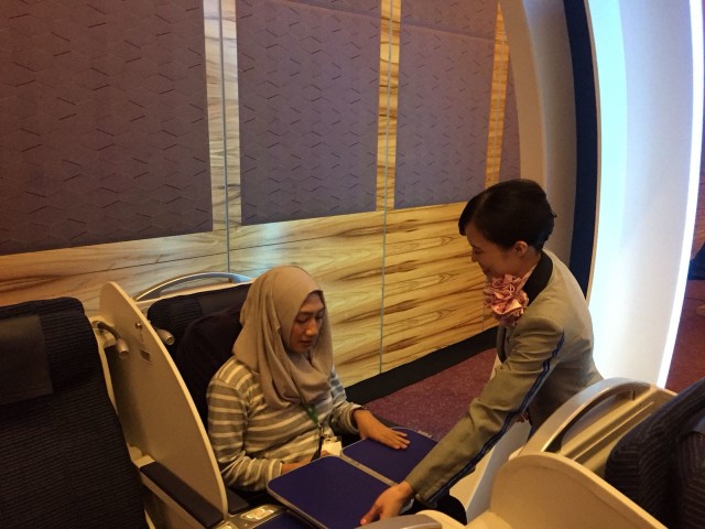 Ilustrasi Penumpang di Cradle Seat di Maskapai ANA (Foto: Bella Cynthia / kumparan)