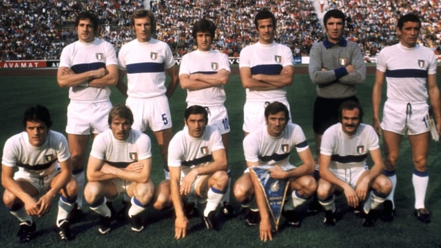 Gianni Rivera (atas, ketiga dari kiri) dan Sandro Mazzola (bawah, paling kanan) saat memperkuat Timnas Italia. (Foto: AFP/Staff)