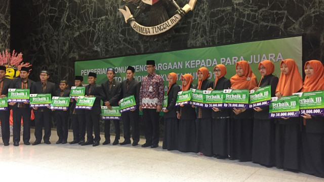 Anies memberikan hadiah kepada juara umum MTQ. (Foto: Moh Fajri/kumparan)