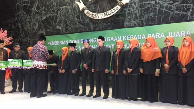 Anies memberikan hadiah kepada juara umum MTQ. (Foto: Moh Fajri/kumparan)