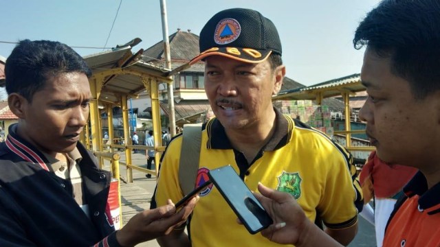 Pemerintah Kabupaten Sumenep, Madura, Jawa Timur, membawa tujuh mobil pickup yang mengangkut logistik untuk korban gempa di pulau Sapudi, Kamis (18/10). (Foto: Phaksy Sukowati/kumparan)
