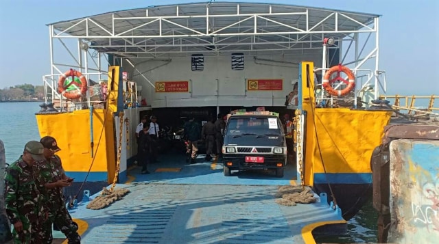 Pemerintah Kabupaten Sumenep, Madura, Jawa Timur, membawa tujuh mobil pickup yang mengangkut logistik untuk korban gempa di pulau Sapudi, Kamis (18/10). (Foto: Phaksy Sukowati/kumparan)