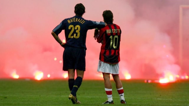 Foto legendaris Marco Materazzi dan Manuel Rui Costa. (Foto: Reuters/Stefano Rellandini)