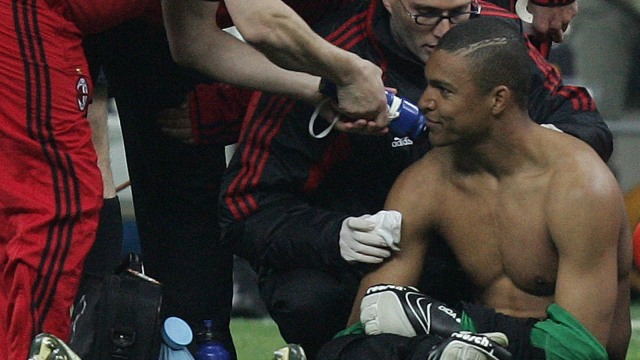 Nelson Dida mendapat perawatan usai dilempar cerawat. (Foto: AFP/Paco Serinelli)