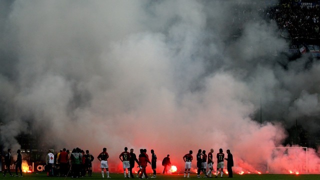 Kericuhan di Derby della Madonnina 2005. (Foto: AFP/Filippo Monteforte)
