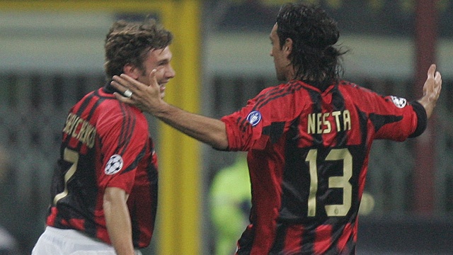 Andriy Shevchenko merayakan gol bersama Alessandro Nesta. (Foto: AFP/Paco Serinelli)
