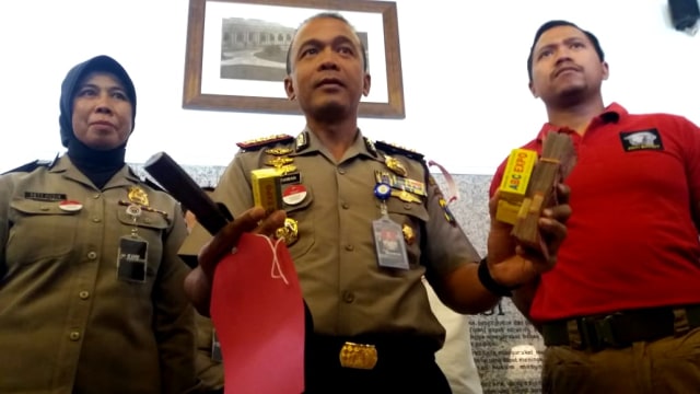 Konferensi pers terkait judi berkedok tempat karaoke di Surabaya. (Foto: Nuryatin Phaksy Sukowati/kumparan)