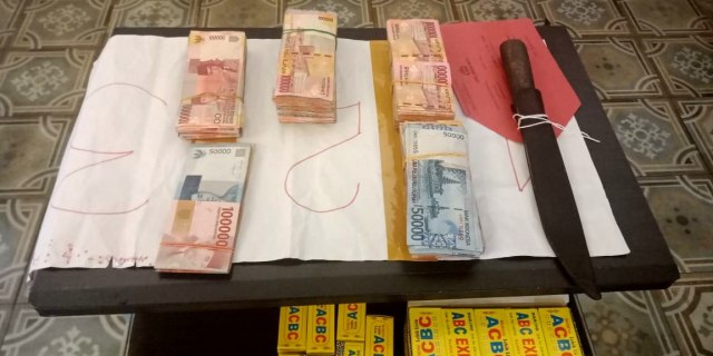 Barang bukti terkait judi berkedok tempat karaoke di Surabaya. (Foto: Nuryatin Phaksy Sukowati/kumparan)