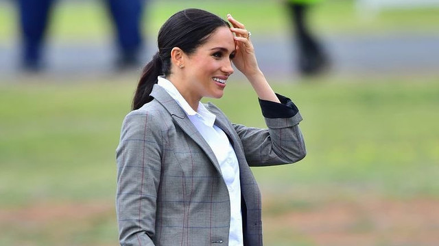 Bos Oversized Blazer yang dikenakan Meghan Markle (Foto: dok.Instagram @serena)