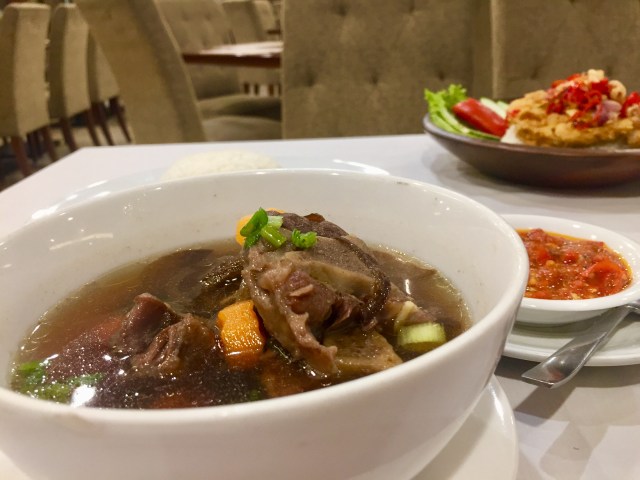 Sop Buntut Sofyan Hotel (Foto: Mela Nurhidayati/kumparan)