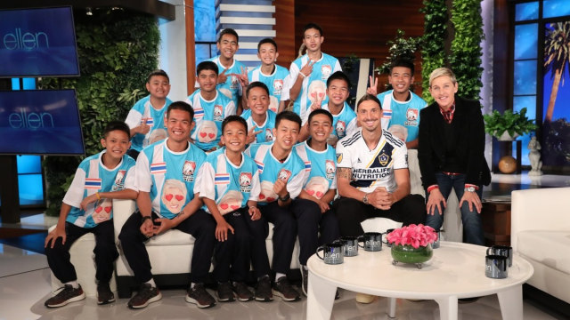 Ibrahimovic dan 12 anak Thailand yang terjebak di Gua Tham Luang. (Foto: Twitter: Ellen DeGeneres.)