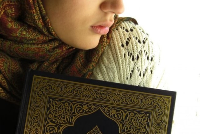 10 Cara Menahan Rasa Cinta Kepada Lawan Jenis Yang Belum Muhrim