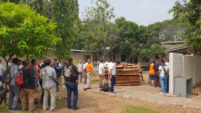 Rekonstruksi kasus peluru nyasar ke Gedung DPR di Lapangan Tembak Senayan, Jumat (19/10/2018). (Foto: Fadjar Hadi/kumparan)