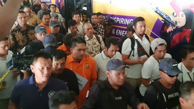 Rekonstruksi kasus peluru nyasar ke Gedung DPR di Lapangan Tembak Senayan, Jumat (19/10/2018). (Foto: Fadjar Hadi/kumparan)