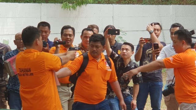 Posisi tersangka 2 dalam rekonstruksi kasus peluru nyasar ke Gedung DPR di Lapangan Tembak Senayan, Jumat (19/10/2018). (Foto: Fadjar Hadi/kumparan)