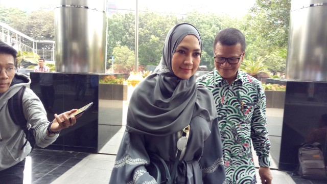 Fenny Steffy Burase saat memenuhi panggilan KPK dalam kasus suap Gubernur Aceh, di Gedung KPK, Jumat (19/10/2018). (Foto: Aprilandika Pratama/kumparan)