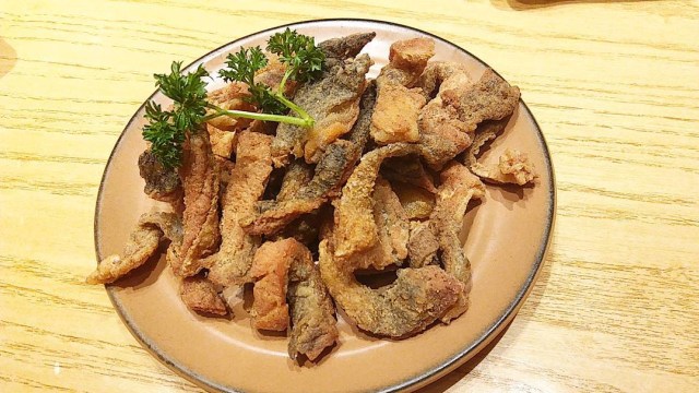 Keripik kulit salmon (Foto: Instagram/ @megakarinasari)